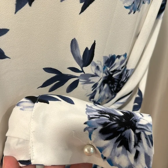 White House Black Market Floral Blouse - Picture 6 of 6